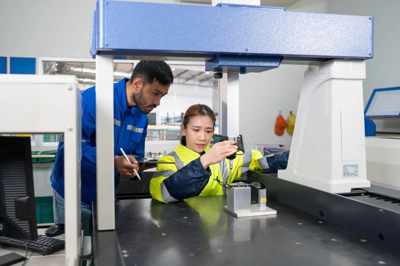 Ingénieurs VERINCO en contrôle d'équipement industriel au Maroc
